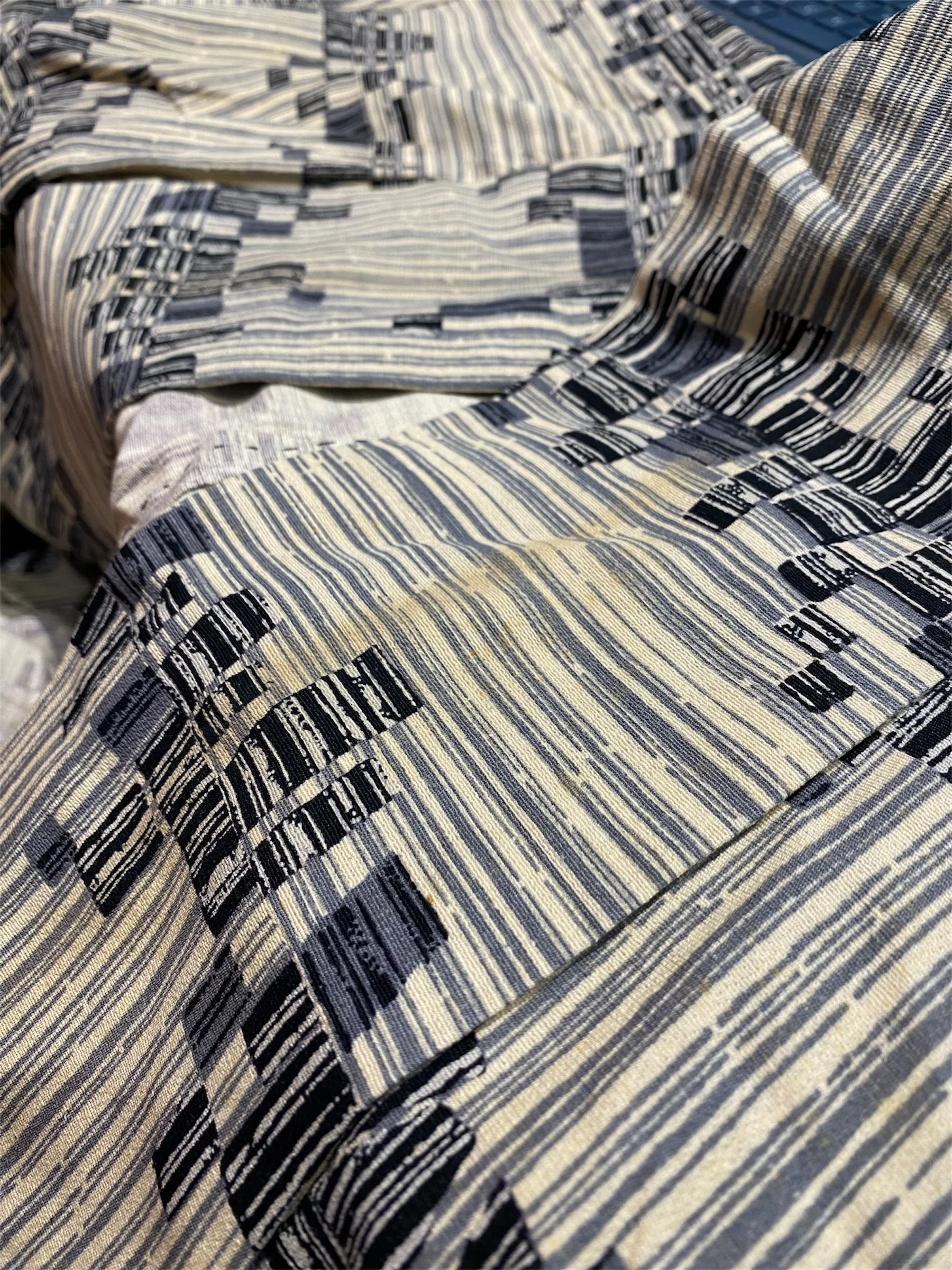 Vintage Japanese Silk Kimono in Geometric Blue Cream Pattern - Image 7